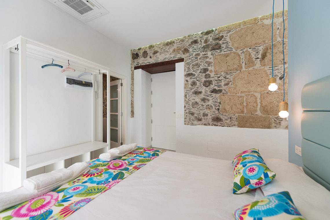 Foto de uno de los dormitorios de los apartamentos