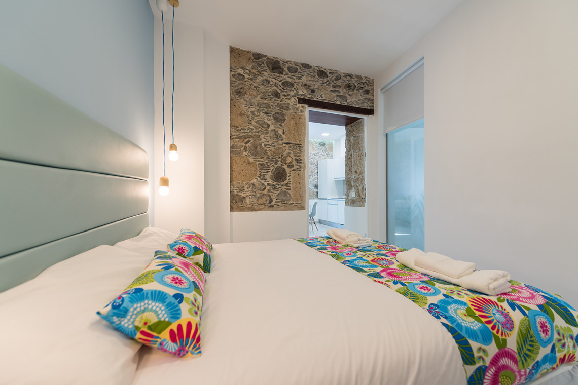 Foto de uno de los dormitorios de los apartamentos