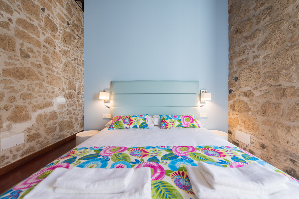 Foto de uno de los dormitorios de los apartamentos