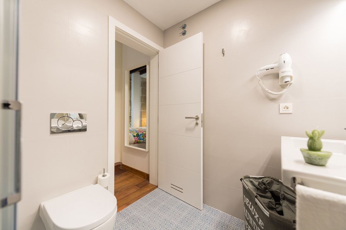Foto de uno de los baños de los apartamentos