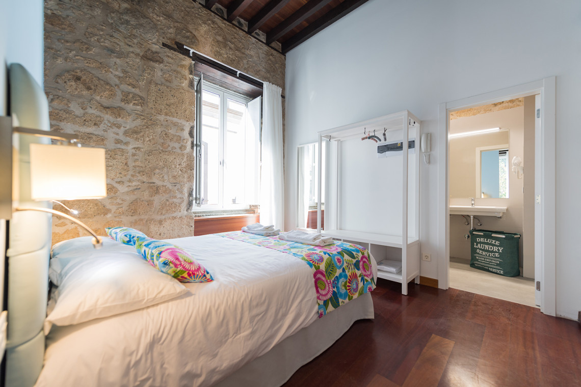 Foto de uno de los dormitorios de los apartamentos