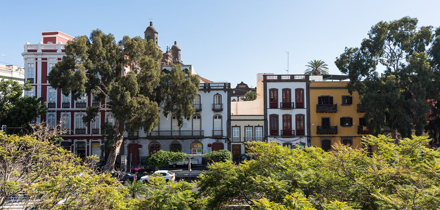 Foto del exterior con vistas al barrio de Vegueta desde terraza